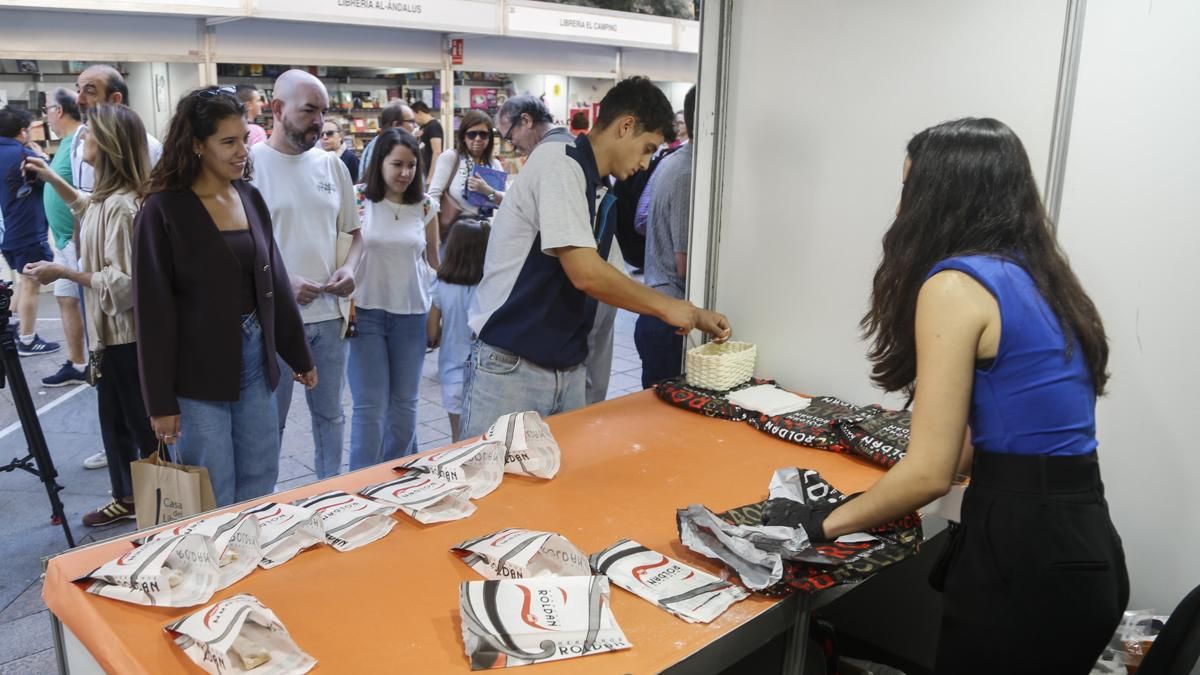 Regalo de pastel cordobés por comprar un libro en la Feria del Libro