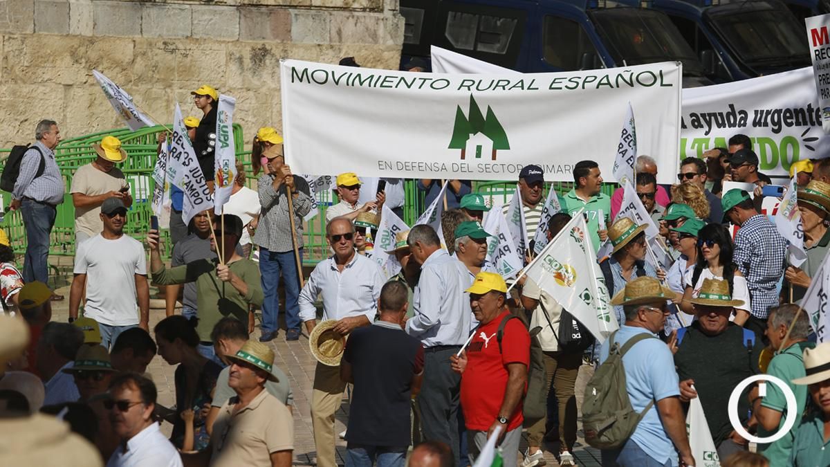 Concentración del sector agrario ante los ministros de la Unión Europea en la Puerta del Puente