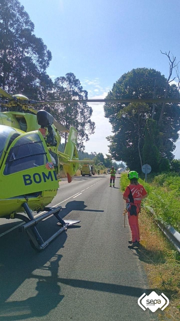 El helicóptero medicalizado del Grupo de Rescate también se ha desplazado al lugar del accidente ocurrido este lunes en Colunga.