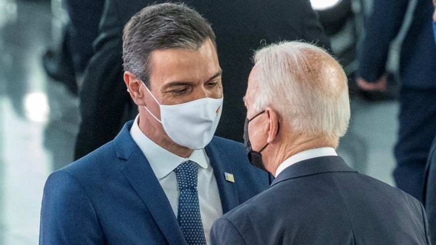El presidente del Gobierno, Pedro Sánchez (i) conversa con el mandatario de Estados Unidos, Joe Biden (d), antes de la cumbre de líderes de la OTANde Bruselas, el 17 de junio de 2021.