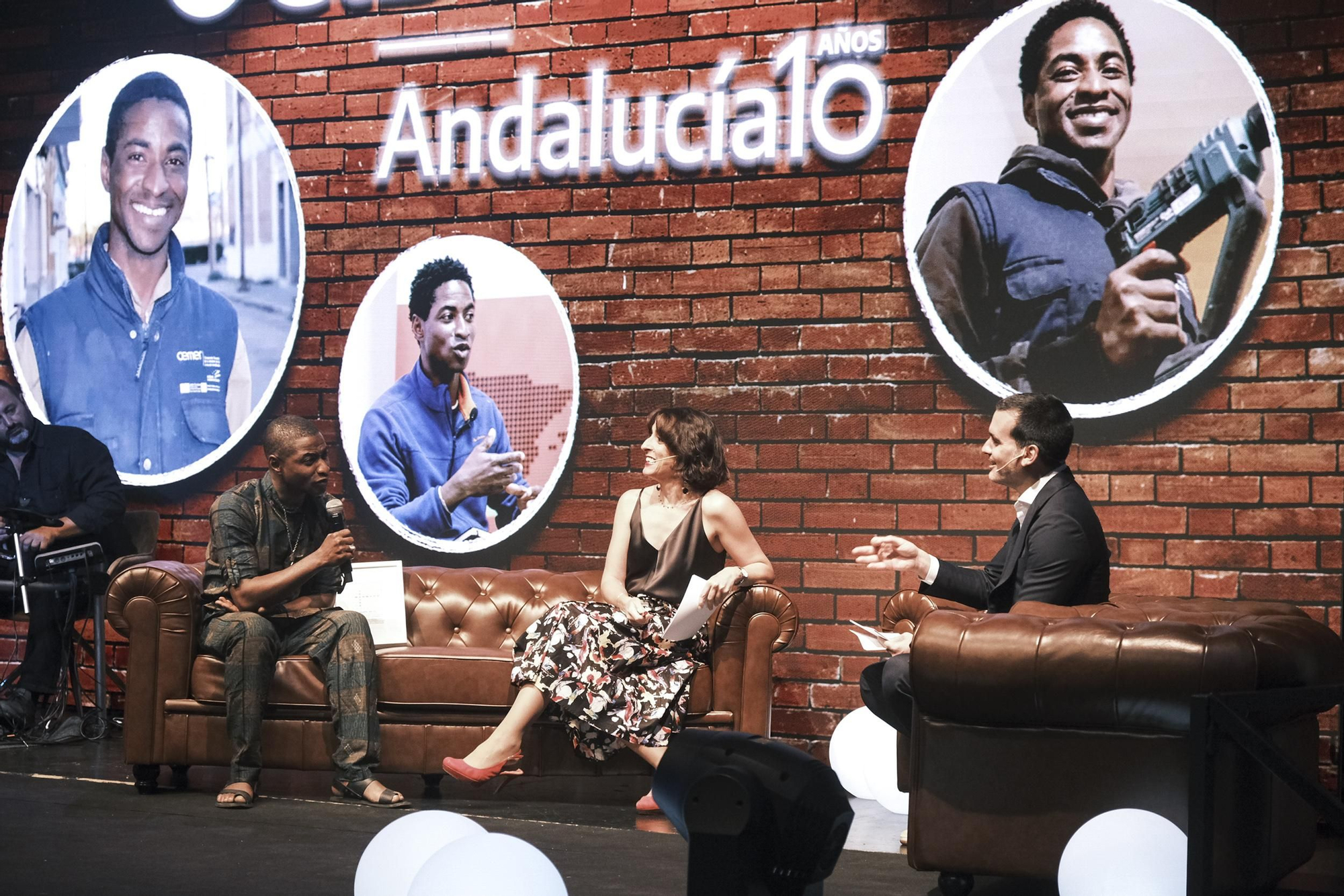 El inmigrante senegalés, con los presentadores