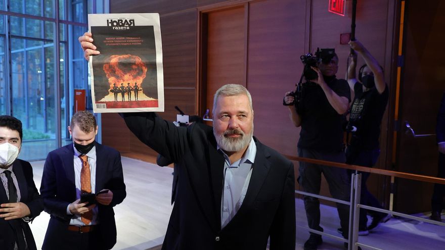 El premio Nobel de la Paz 2021, Dmitry Muratov, redactor jefe del influyente diario ruso Novaya Gazeta, posa con una copia de la publicación después de vender su medalla que subasta en beneficio de los niños ucranianos