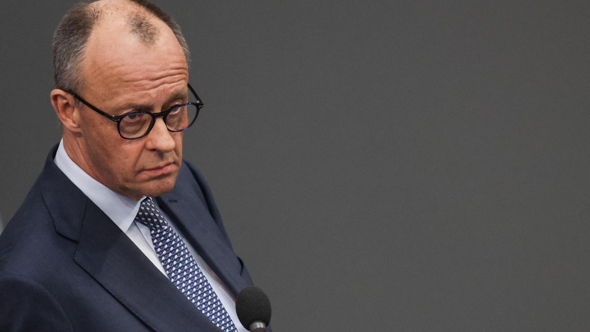 El canciller alemán, Friedrich Merz, responde a preguntas en el Parlamento el 25 de marzo. EFE/EPA/FILIP SINGER