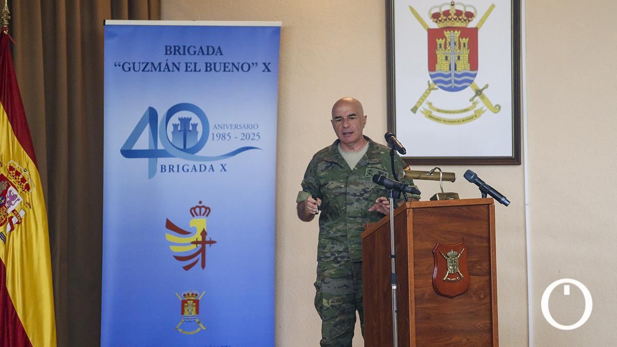 La ministra de Defensa, Margarita Robles, entrega las condecoraciones por la operación Libre Hidalgo y por las acciones realizadas en la DANA