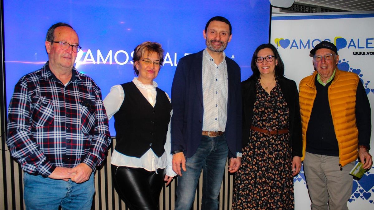 En el centro, el candidato de Vamos Palencia, arropado por parte de su equipo.