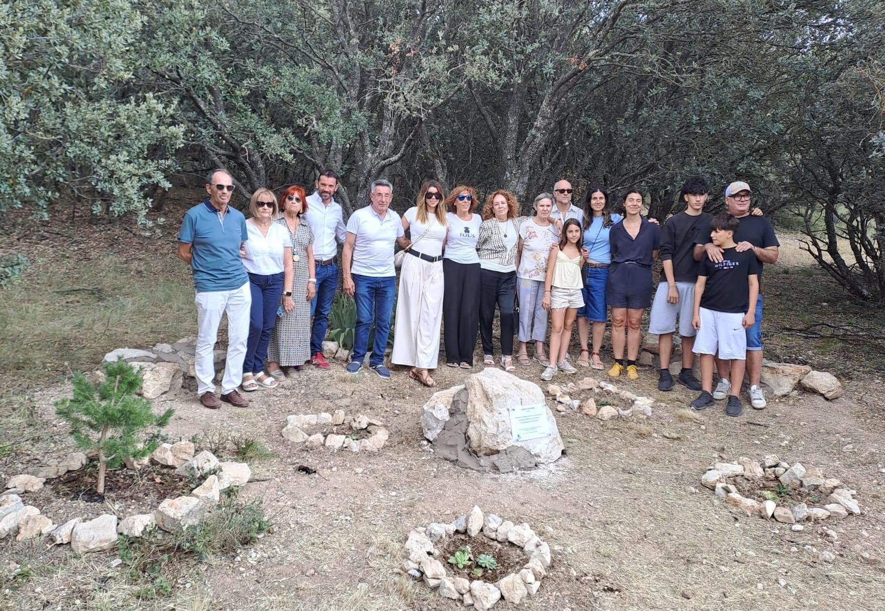 La familia, este sábado en el lugar donde se encontró la fosa y donde se ha colocado una placa conmemorativa.