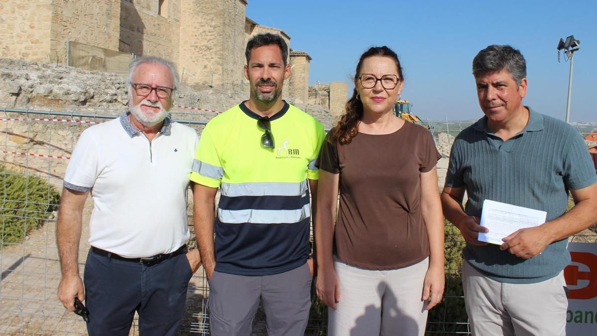 Visita de las autoridades a los trabajos arqueológicos en el Castillo del Gran Capitán de Montilla.