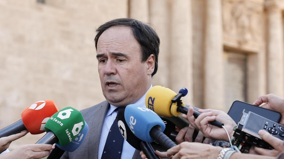 Pérez Llorca dice que no tiene "nada que esconder" frente a un PSOE que "sólo difama"