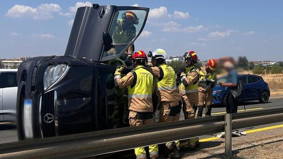 Un herido tras volcar su coche en la Ronda Este LE-20 de León capital