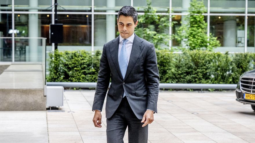 El primer ministro neerlandés, Rob Jetten, llega para hablar con la prensa en La Haya, Países Bajos.