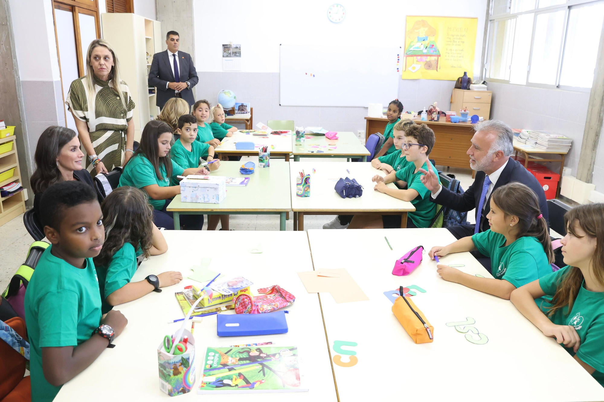 La reina Letizia y Ángel Víctor Torres con alumnos afectados por el volcán. CASA REAL