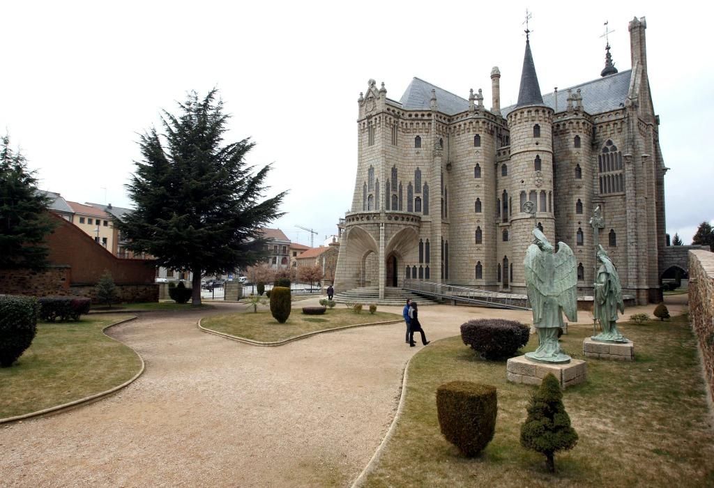 Vista exterior del Palacio Episcopal y Museo de los Caminos en Astorga.