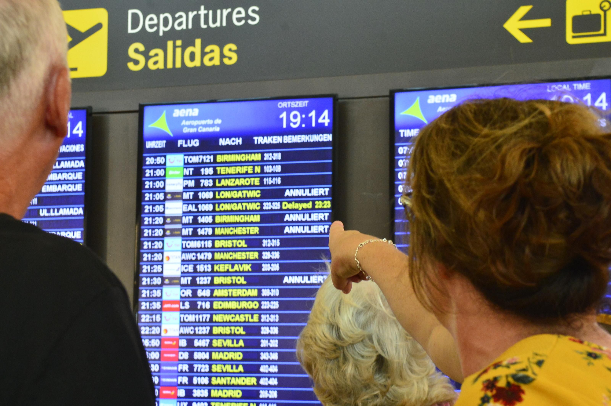Turistas afectados por el quiebre de Thomas Cook en el aeropuerto de Gran Canaria. (Ángel Sarmiento).