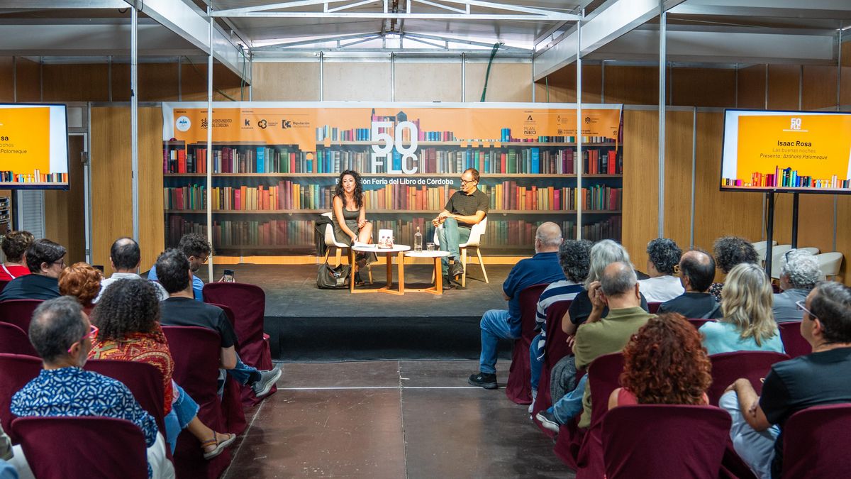 Isaac Rosa y Azahara Palomeque, en la Feria del Libro