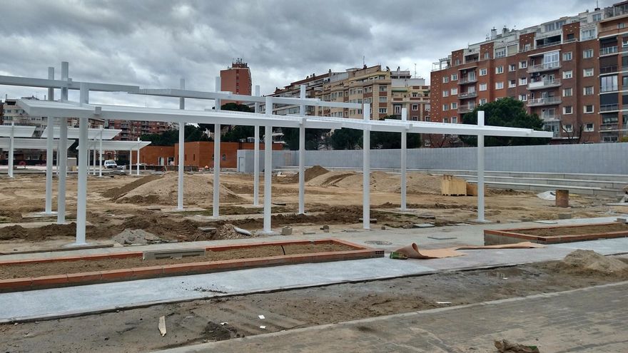 Zona de la plaza multiusos y la pérgola en el parque del Tercer Depósito