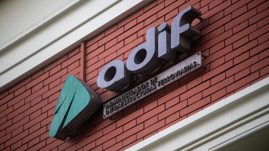 Cartel de Adif en la Estación de Fabra i Puig de Barcelona.