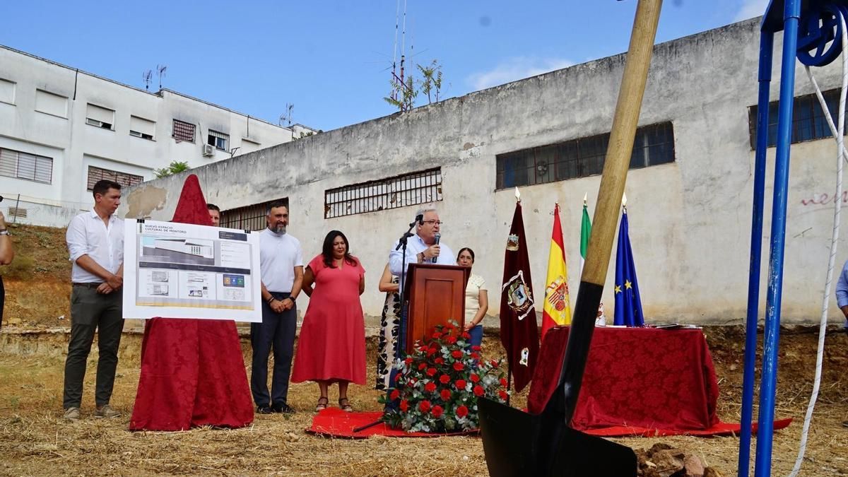 Montoro coloca la primera piedra del futuro espacio cultural destinado a las hermandades de la localidad
