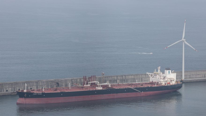 El barco petrolero Front Rauma con bandera de Liberia en el puerto de Bilbao, descarga petróleo por un oleoducto a la refinería de Petronor en una imagen de archivo fechada en abril de 2026. EFE/Luis Tejido