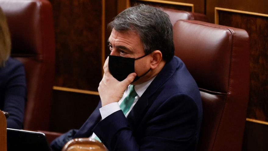 El portavoz del PNV en el Congreso, Aitor Esteban, asiste al pleno del Congreso de los Diputados que debate y vota este jueves la convalidación de la reforma laboral pactada entre Gobierno y agentes sociales y aprobada por decreto ley. EFE/Juan Carlos Hidalgo