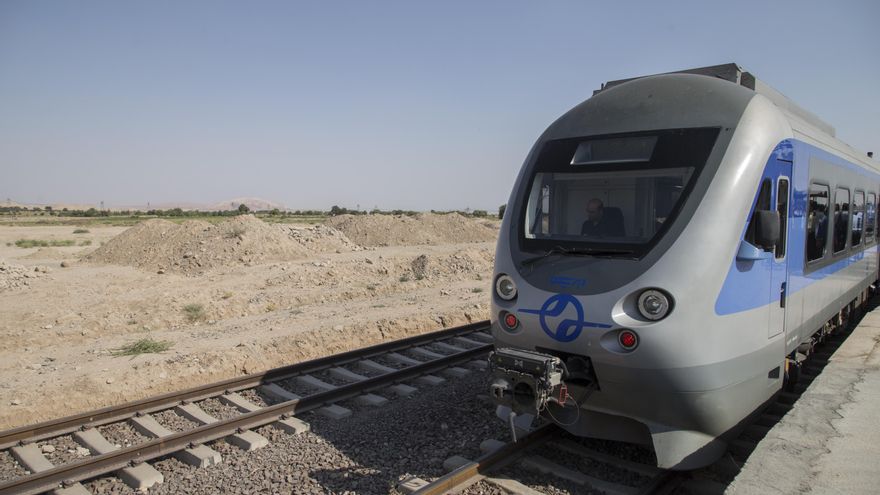 Un tren en la línea Teherán-Garmsar en Irán.