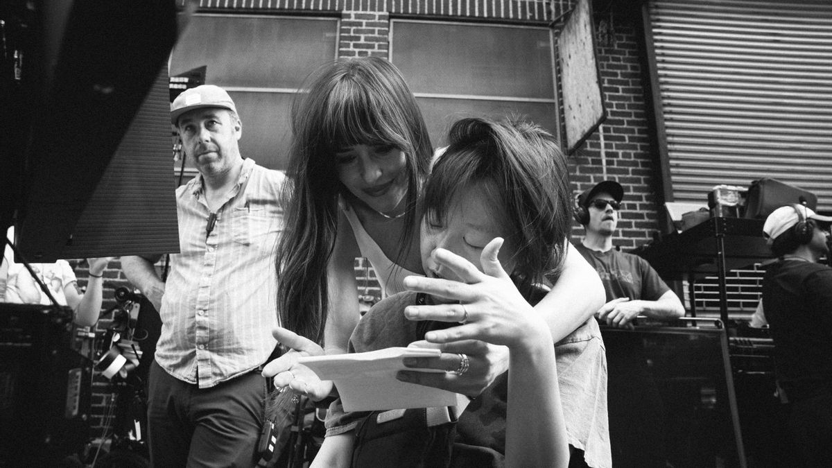 Dakota Johnson y Celine Song durante el rodaje de 'Materialistas'