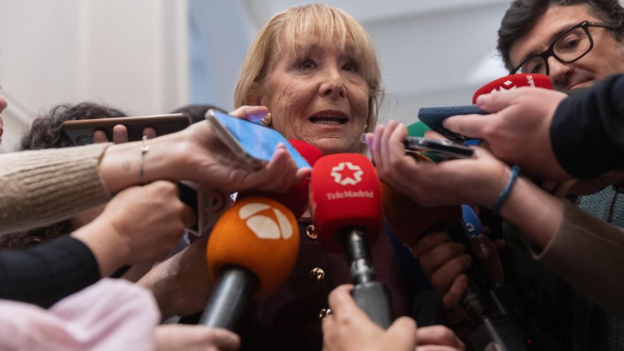 Archivo - La expresidenta de la Comunidad de Madrid Esperanza Aguirre ofrece declaraciones a los medios a su llegada a un desayuno informativo, en el Hotel Mandarin Oriental Ritz, a 21 de enero de 2025, en Madrid (España).