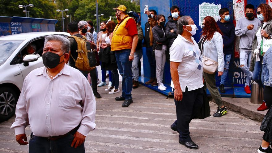 Personas con cubrebocas caminan por las calles del Centro Histórico hoy, de la Ciudad de México (México). EFE/Carlos Ramírez