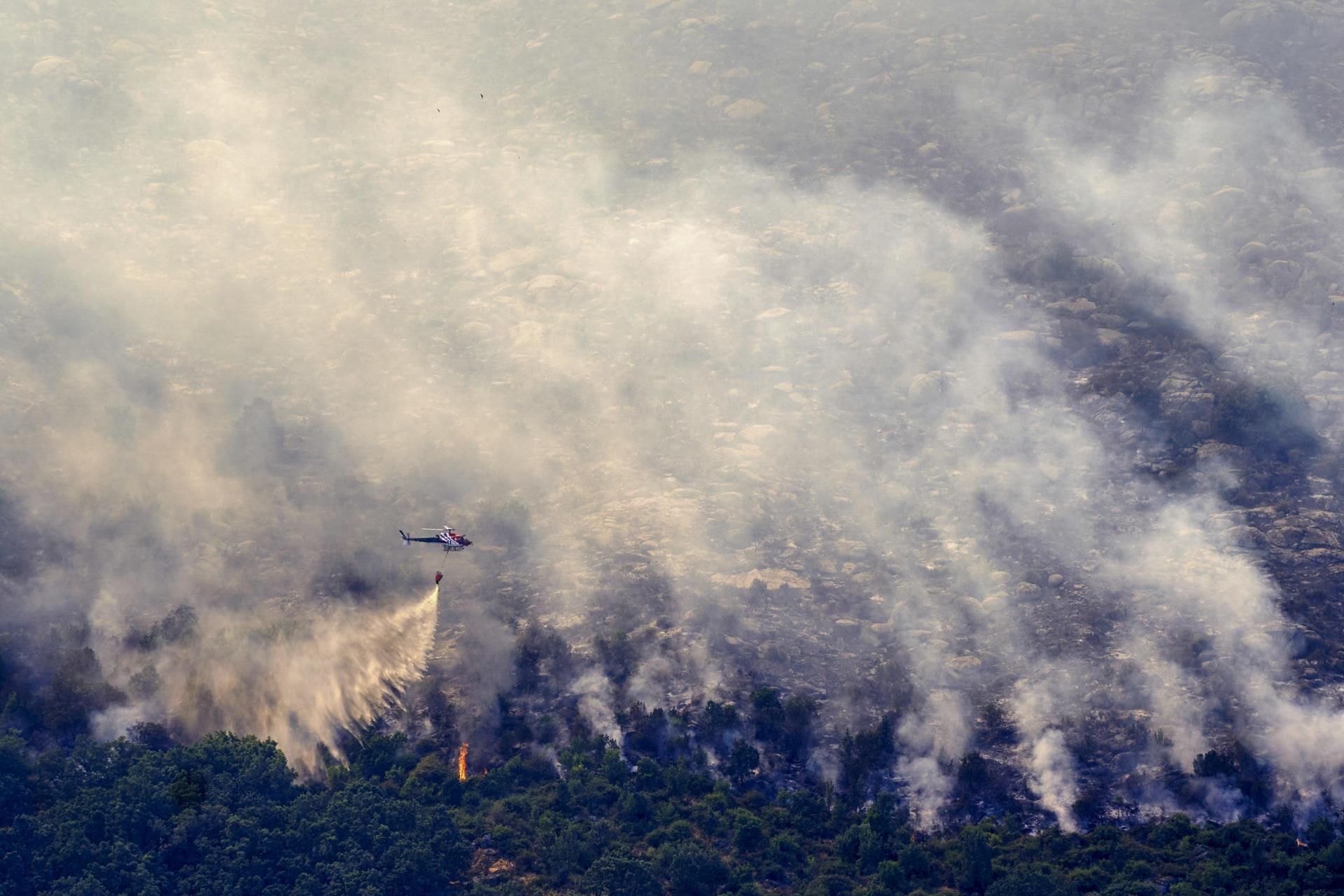 Medios aéreos trabajan en las labores de extinción del incendio entre las localidades abulenses de Burgohondo y Navaluenga