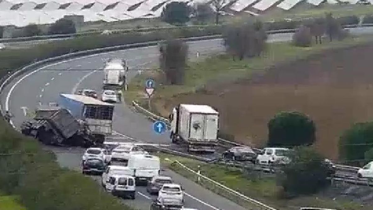 Tres muertos en Sevilla al quedar un coche empotrado entre dos camiones tras chocar en la A-66