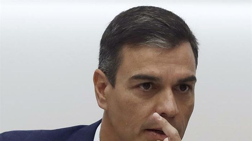 El secretario general del PSOE y presidente del Gobierno en funciones, Pedro Sánchez (i), durante la reunión de la Ejecutiva Federal del partido que se celebra este lunes en Ferraz.