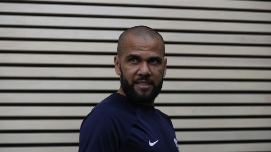 La Fiscalía estudia la difusión de datos personales de la víctima de Dani Alves por parte de la madre del futbolista