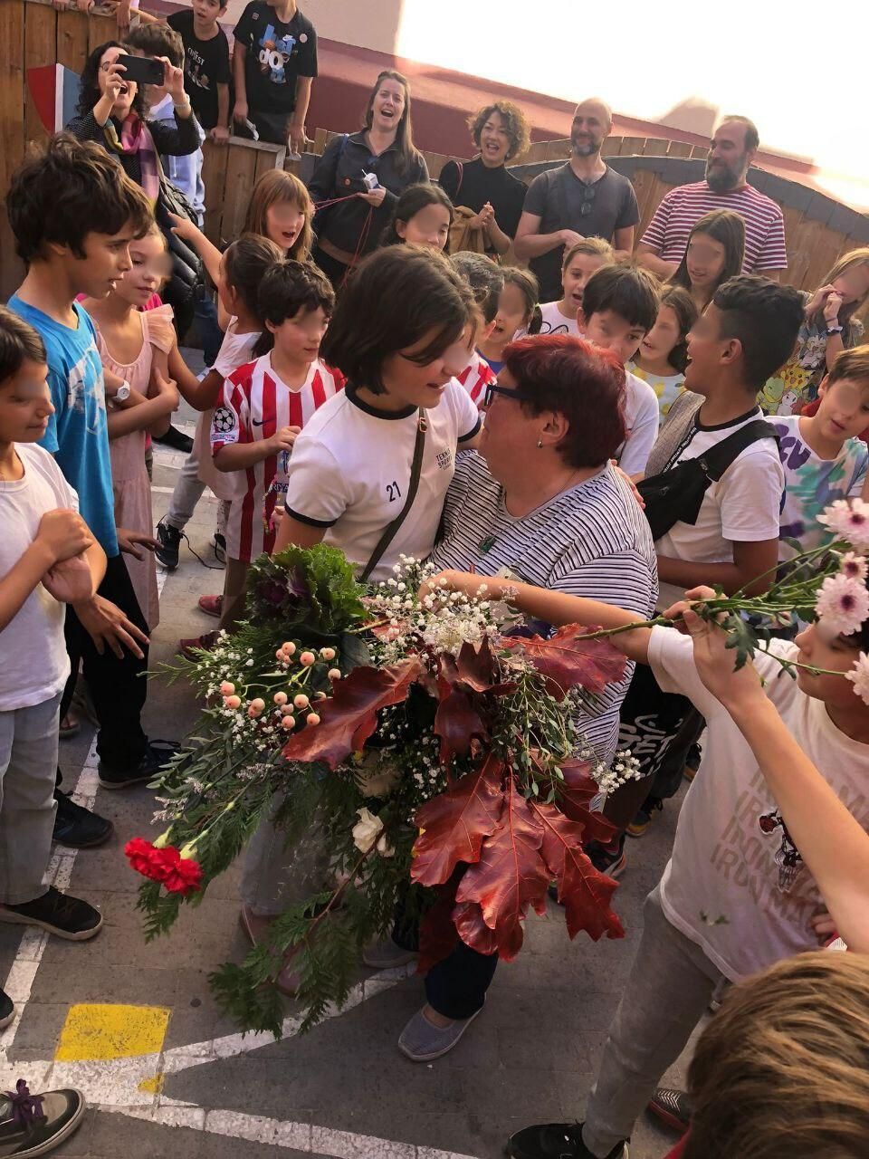 Carmen rodeada de niños y niñas