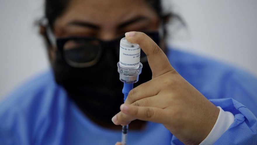 Una enfermera prepara una dosis de la vacuna AstraZeneca contra la covid-19 en Ciudad de Panamá (Panamá), en una fotografía de archivo. EFE/Bienvenido Velasco