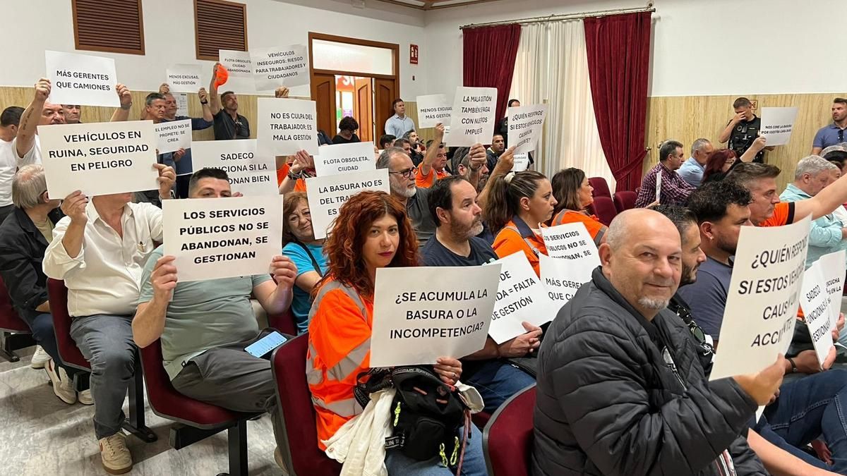 Desalojados del Pleno los trabajadores de Sadeco ante sus protestas por el deterioro del servicio y la gestión de la empresa