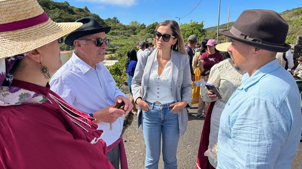 La Escuela Insular de Artesanía acerca los oficios tradicionales al alumnado de las Escuelas Unitarias en la XX Romería del Día de Canarias