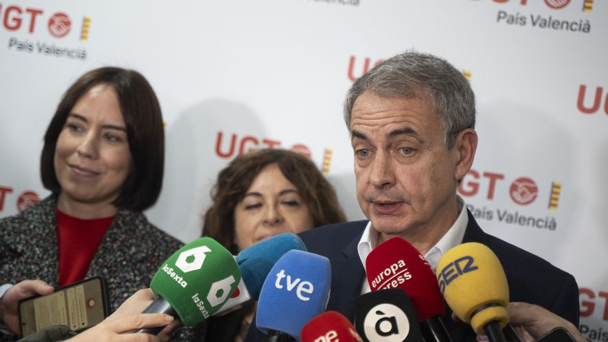 El expresidente del Gobierno José Luis Rodríguez Zapatero, atiende a los medios a su llegada a la entrega de las menciones de honor María Cambrils de UGT