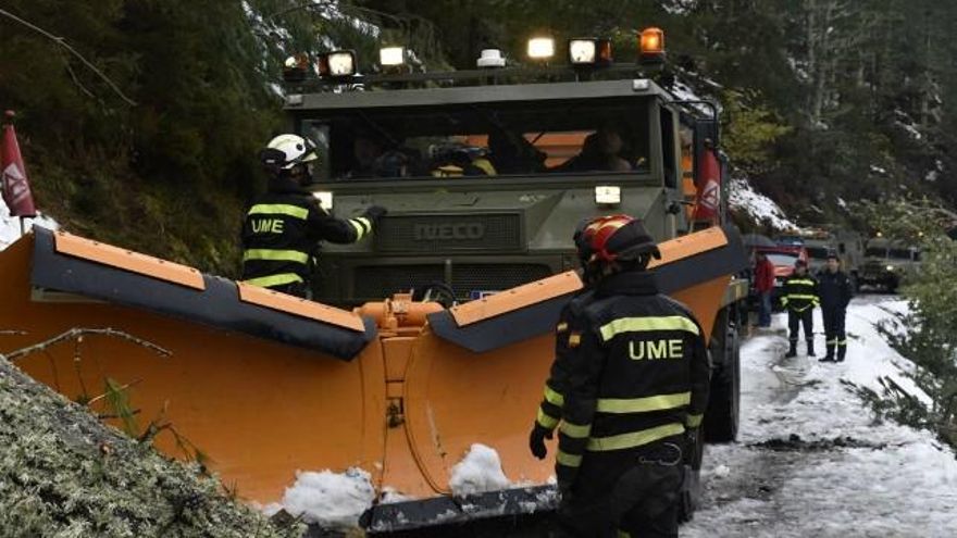Efectivos de la ULE de El Ferral del Bernesga intervienen para restablecer el tráfico en Asturias.