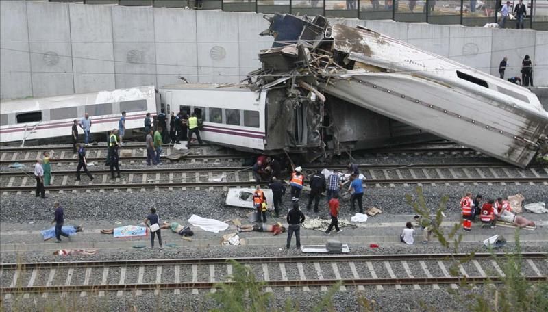 Más de 35 muertos y 50 heridos en el accidente de tren de Santiago