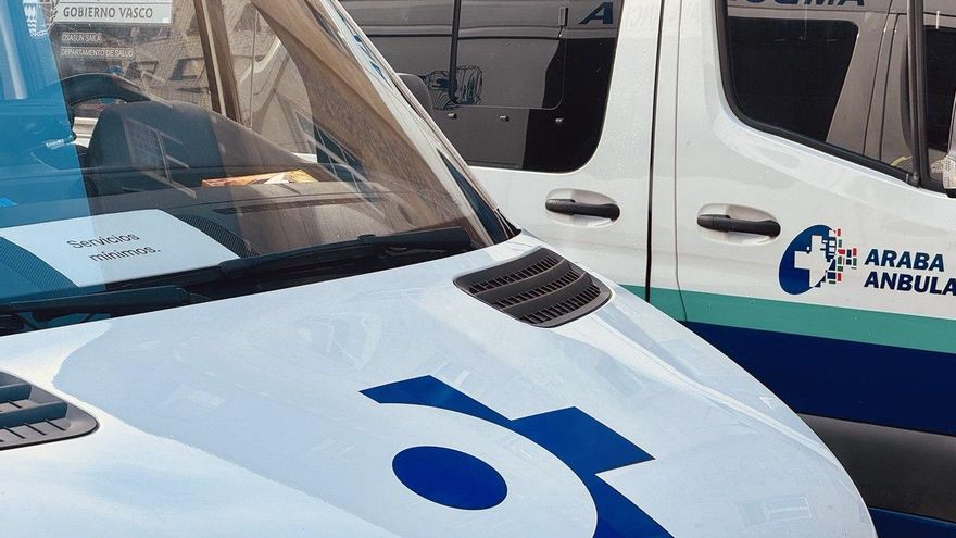 Una ambulancia de servicios mínimos, este martes en Vitoria