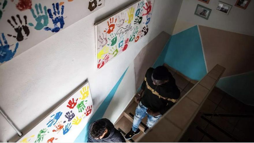 Save the Children pide reforzar el enfoque de infancia en la acogida de menores y sacar la toma de decisiones de la "contienda política"