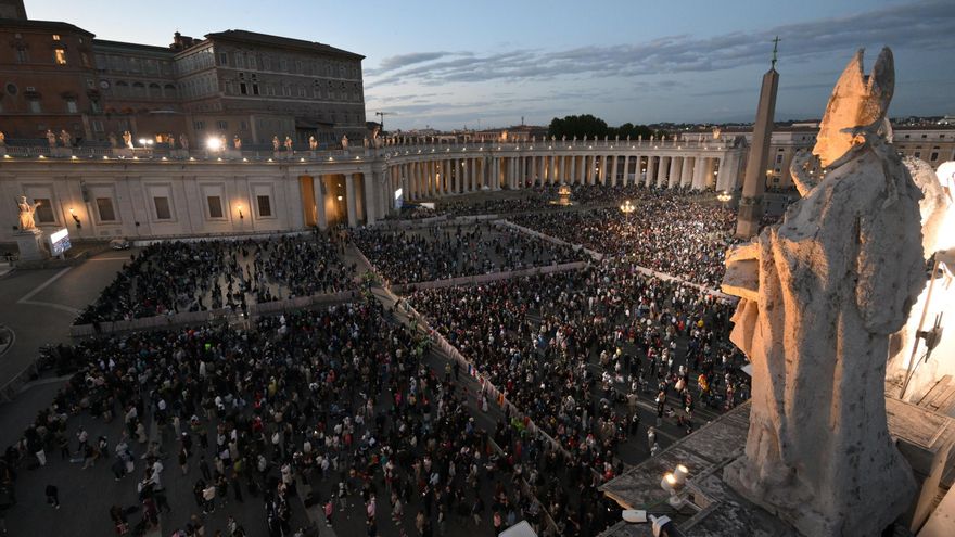 Impaciencia y cansancio en la Plaza de San Pedro después de tres horas esperando la fumata