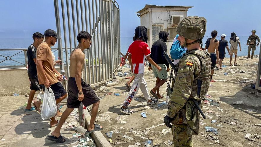 Miles de personas que entraron en Ceuta regresan a Marruecos: "La Policía nos andaba persiguiendo”