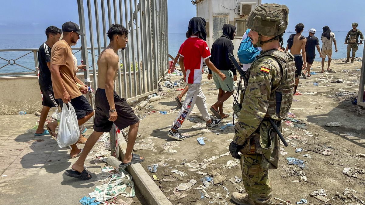 n número de inmigrantes regresan a pie a su país de origen (Marruecos), este viernes. El número de cadáveres encontrados en las últimas horas en la costa de la ciudad española de Ceuta tras la entrada masiva de personas procedentes de Marruecos asciende ya a 43, informaron a EFE fuentes policiales. Las fuerzas de seguridad y los servicios de emergencia siguen localizando algunos cuerpos de las miles de personas, sobre todo marroquíes y argelinos, que se lanzaron al mar desde las costas marroquíes de Castillejos para intentar alcanzar la costa ceutí a nado en los últimos días; y no se descarta que la cifra continúe aumentando.