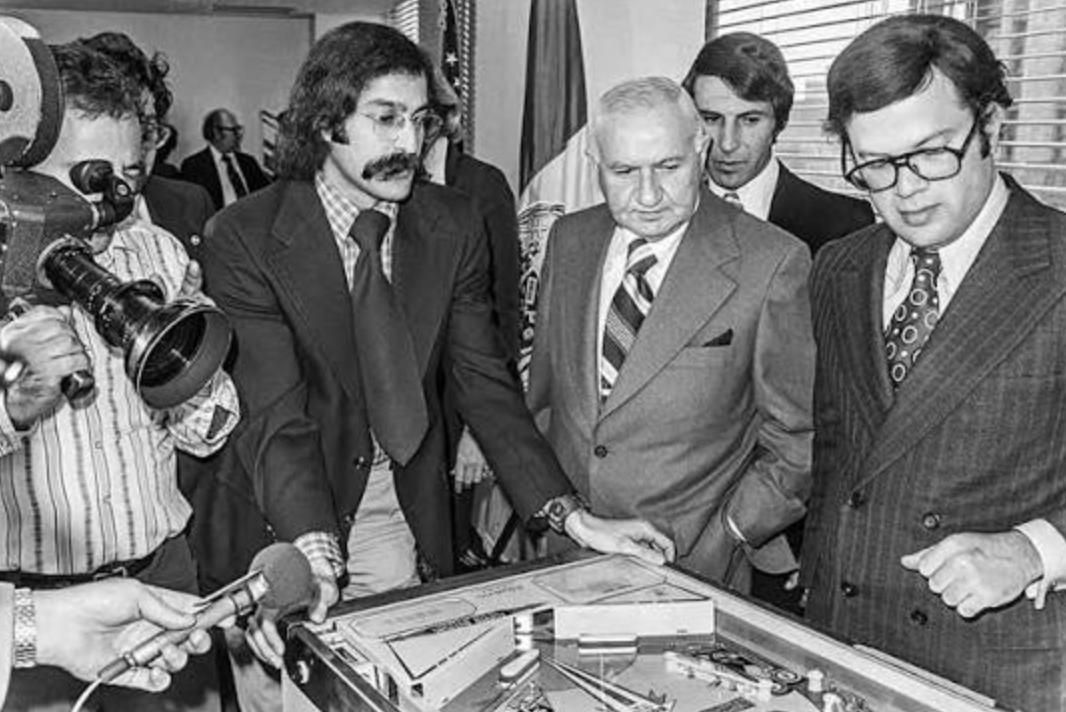 En 1976, el mítico Roger Sharpe demuestra frente a funcionarios del gobierno de NY que no cualquiera puede jugar bien. Se legaliza como "juego de habilidad' y da inicio a la época dorada del pinball.