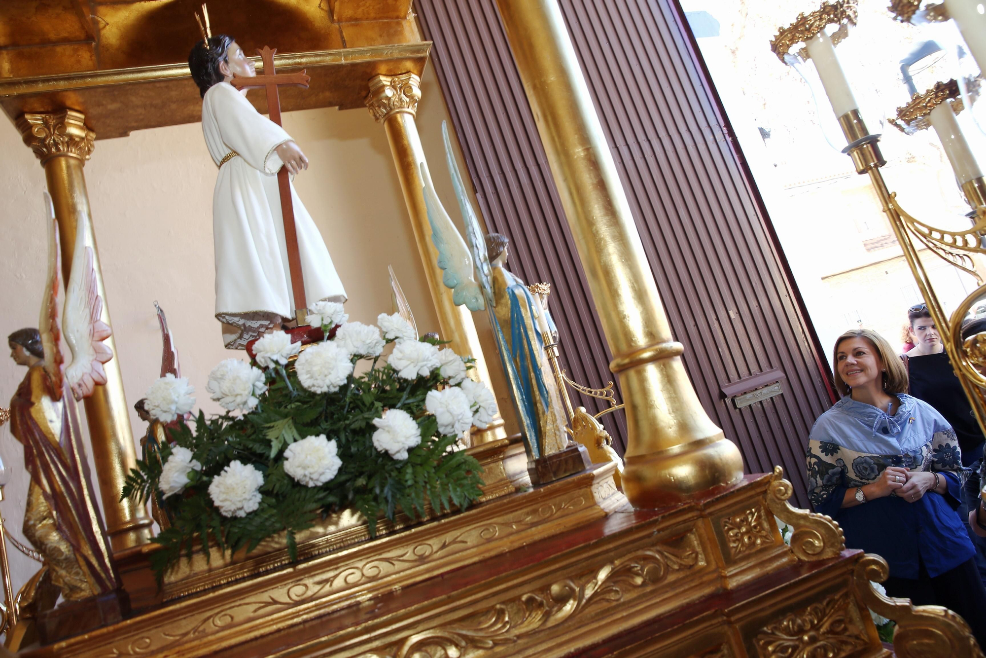 ESPAÑA CLM SEMANA SANTA:GRA139 CIUDAD REAL, 31/03/2015.- La presidenta de Castilla-La Mancha, María Dolores de Cospedal (2d), acompañada de la alcaldesa de Ciudad Real, Rosa Romero, y por el delegado de la Junta en Ciudad Real, Antonio Lucas-Torres (i), ha expresado hoy su devoción por Jesús de Medinaceli y su admiración por la Virgen de la Esperanza (en la imagen) durante la visita que ha realizado a los pasos de ambas hermandades, que tienen su sede en el popular barrio del Pilar de Ciudad Real. / castillalamancha.es