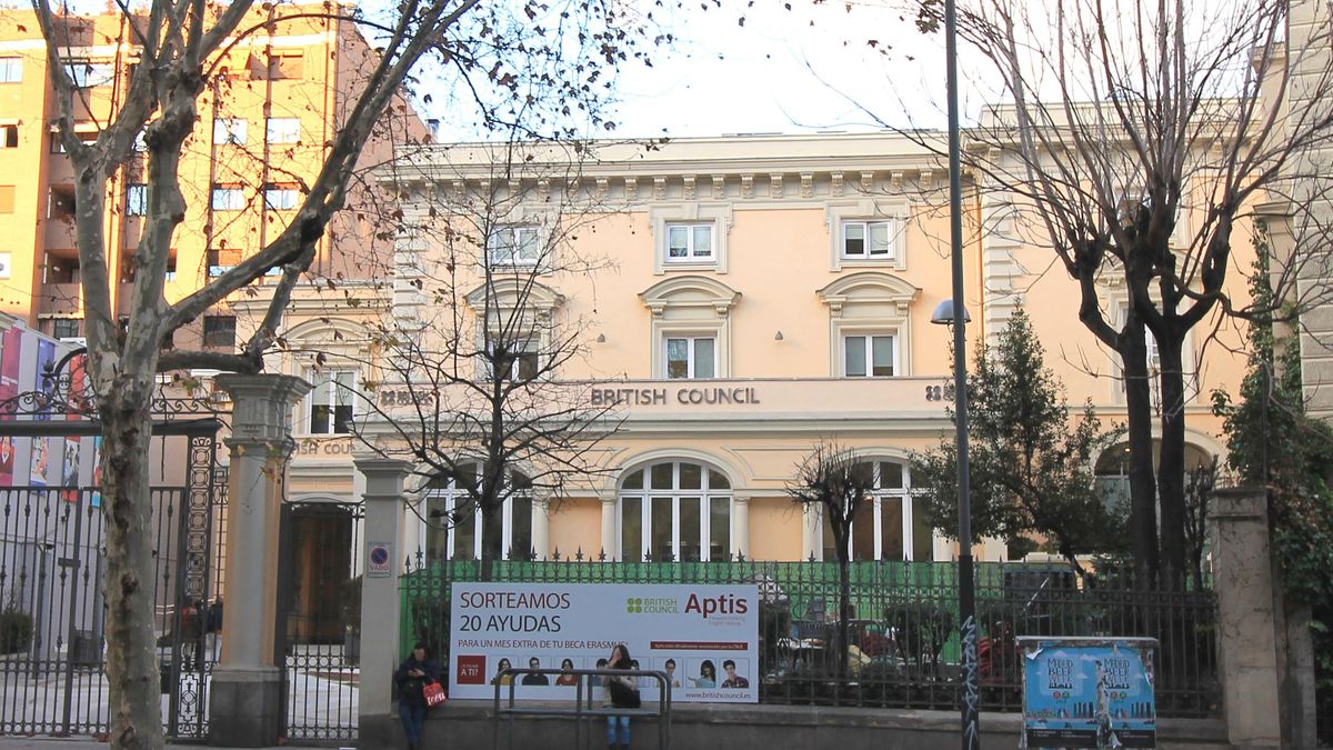 La 'subasta' de palacetes no salva al British Council: primero vendió dos colegios de élite y ahora ofrece su sede en Madrid