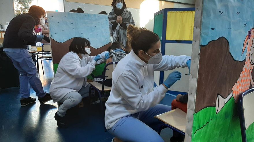 Un momento del proceso de vacunación en el Ceip Campanar de València.