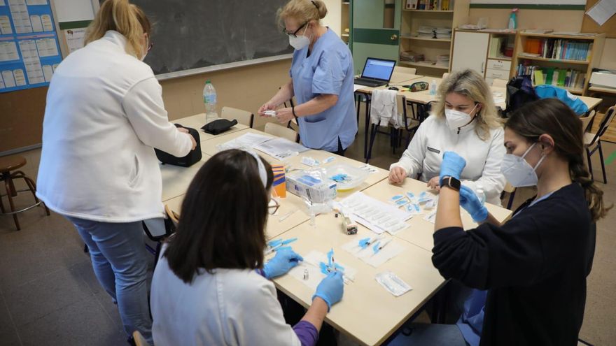 El proceso de vacunación contra la COVID-19 en el CEIP Antonio Machado de València.