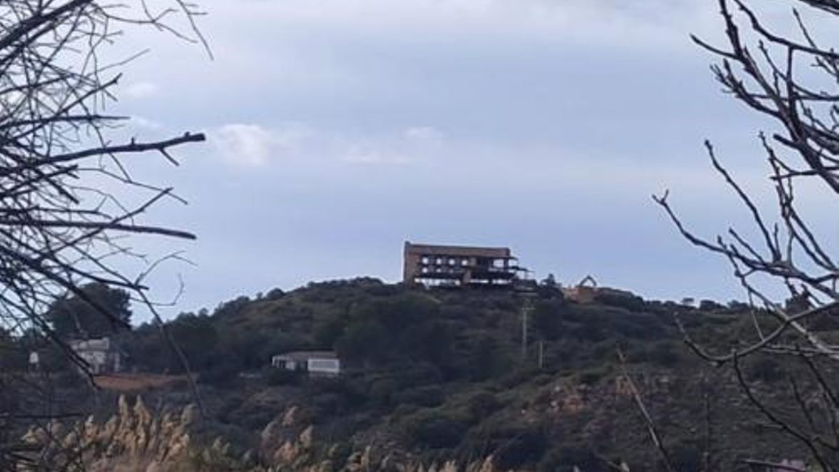 Al fondo, la silueta de los restos del hotel Gran Prior, con máquinas trabajando en su demolición