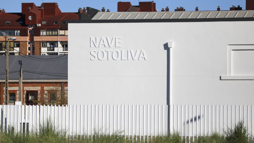 La Nave Sotoliva acoge una conversación sobre el trabajo de la artista cántabra Arancha Goyeneche